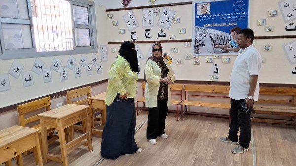 مدير تعليم مطروح  خلال الجولة على المدارس