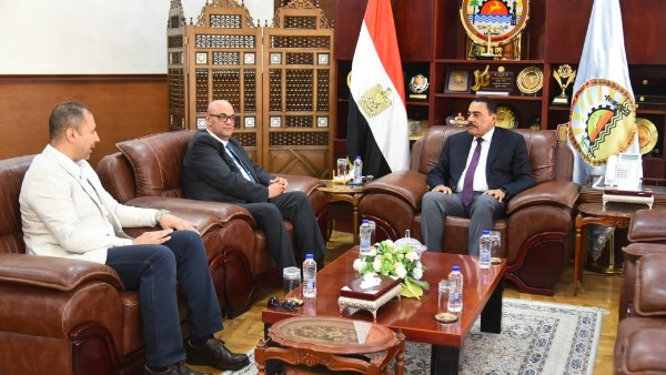 محافظ مطروح  خلال اللقاء ورئيس شركة خالدة