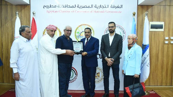 محافظ مطروح يتفقد القافلة الطبية المجانية التى تنظمها الغرفة التجارية