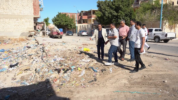 محافظ مطروح خلال الجولة 