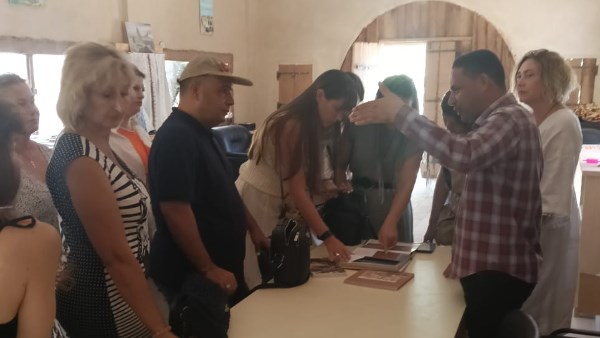 بمناسبة يوم السياحة العالمى.. وفود أجنبية تزور مكتب مصر العامة بسيوة