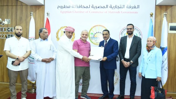 محافظ مطروح خلال تكريم مسؤلى القافلة 
