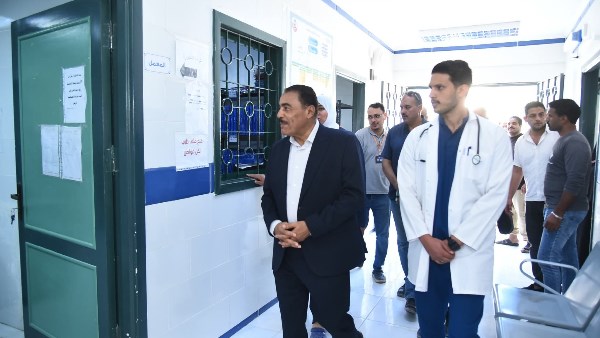 محافظ مطروح  خلال تفقد الوحد. الصحية 