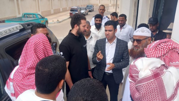 نائب المحافظ  خلال جولة بشمس الحكمة