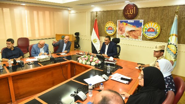 محافظ مطروح  خلال الاجتماع 