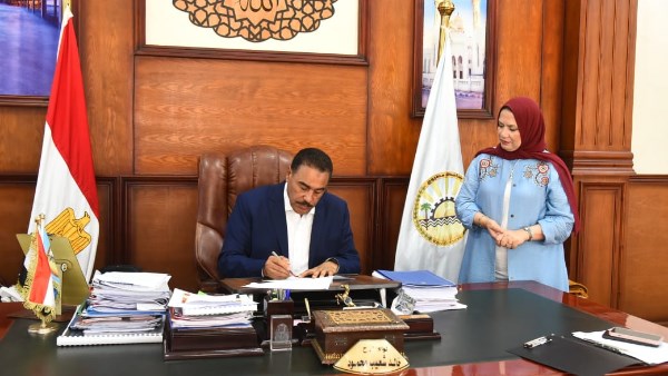 محافظ مطروح خلال  اللقاء ومدير التعليم 