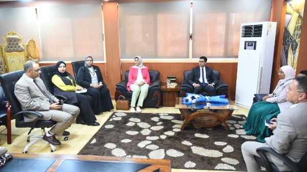 نائب المحافظ  خلال استقبال وفد جامعة مطروح