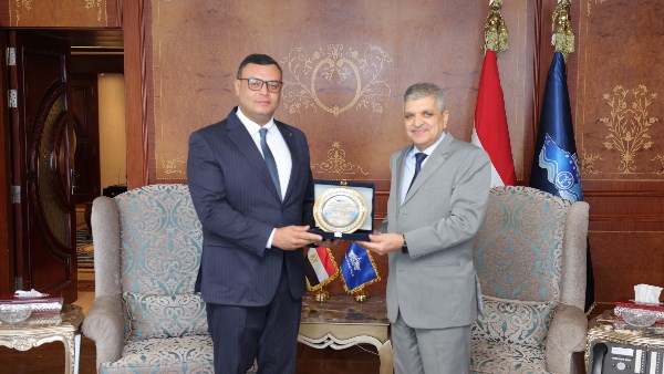 أسامة ربيع ووزير الإسكان يبحثان إمكانية إنشاء محطات لتحلية المياه بمدن القناة