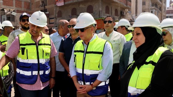 محافظ الإسماعيلية خلال الجولة 