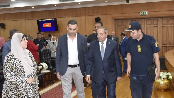 محافظ بورسعيد يستعرض استعدادات الأجهزة التنفيذية لمجابهة الأزمات والكوارث