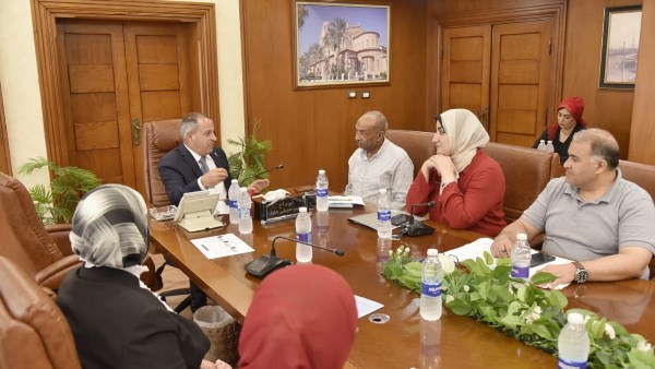 حبشي يتابع ملف تقنين أوضاع الأراضي بمنطقة الشريط الملاصق للمجرى الملاحي بجنوب بورسعيد