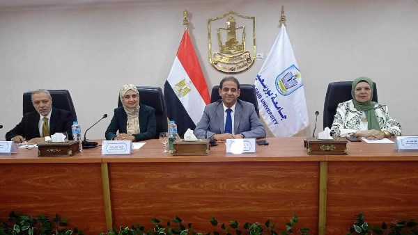 رئيس جامعة بورسعيد يهنئ الكليات الفائزة بجائزة التميز الحكومي الداخلي