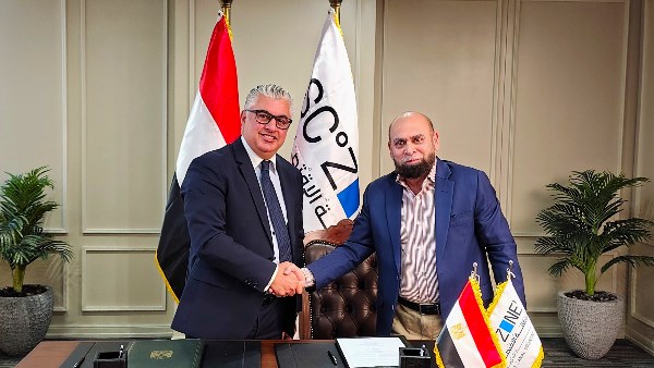 رئيس اقتصادية قناة السويس يوقع عقد مشروع شركة “إنترلووب جروب” الباكستانية لصناعة الملابس الجاهزة