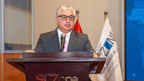 رئيس اقتصادية قناة السويس يستقبل وفد التمثيل التجاري 