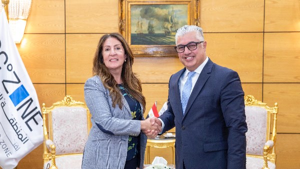 رئيس اقتصادية قناة السويس يستقبل السفيرة الأمريكية 