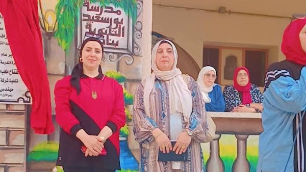 مديرة بروح الأم قبل المنصب .. استقبلت طالبتها فى بورسعيد الثانوية بنات مرتدية الزى المدرسي