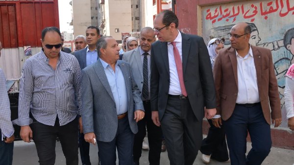 محافظ بورسعيد يوجه بإحالة مديرة مدرسة للنيابة لتواجد الطالبات خارج أسوارها