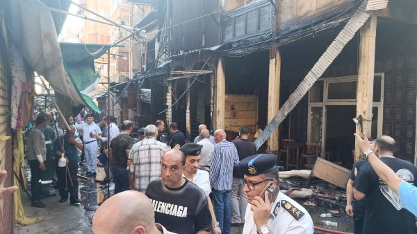 مصرع فتاة وإصابة شخصين في حريق 4 عقارات خشبية .