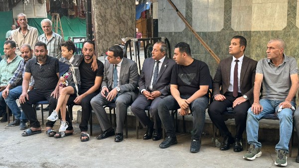 محافظ بورسعيد يقدم واجب العزاء لأسرة السيدة الراحلة جراء حريق شارع الحميدي
