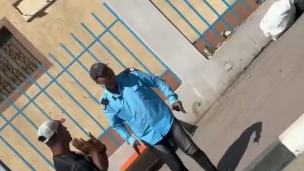 اعتداء سايس بلطجي علي العاملين بمستشفي طنطا العام 