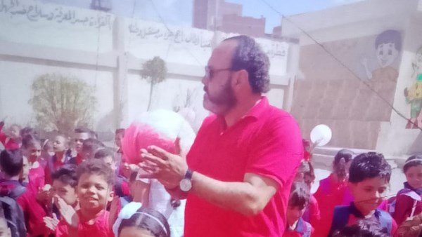 مدير مدرسة بالمحلة للطلاب: أنا واحد منكم وكلنا نرتدي الزي المدرسي.. صور