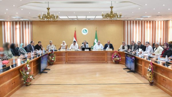 مساعدات فورية للأولى بالرعاية ووظائف بالقطاع الخاص خلال لقاء محافظ الشرقية بالمواطنين