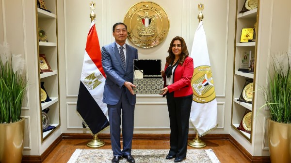 وزيرة التنمية المحلية تبحث مع نائب وزارة إدارة الطوارئ بالصين مجالات التعاون المشترك