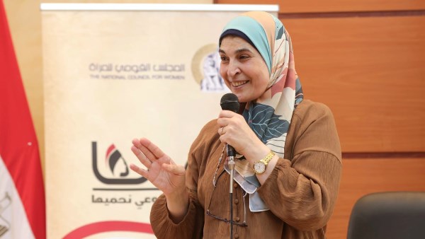 الأستاذة نشوى الحوفي خلال ندوة على أهمية الوعي بشلاتين