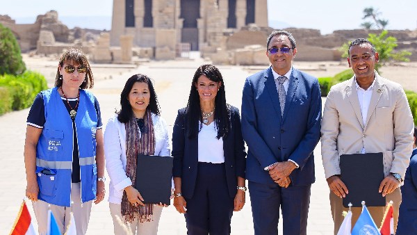 وزيرة التخطيط خلال التوقيع