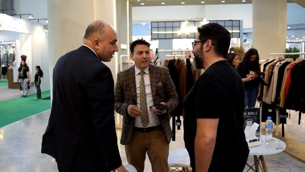 خلال المعرض
