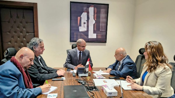 خلال الاجتماع