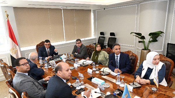 وزير الاسكان خلال اللقاء