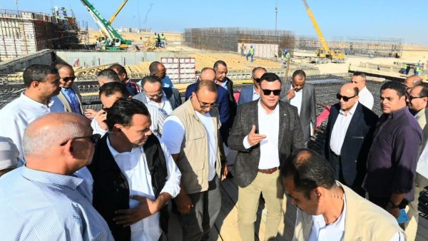 وزير الاسكان خلال الجولة