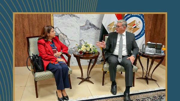 وزير البترول خلال الاجتماع