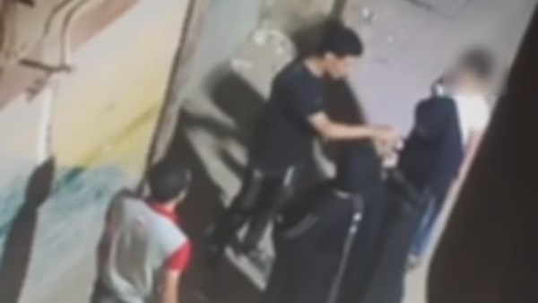الكاميرات صورتهم.. القبض على 3 أشخاص وسيدتين يتاجرون فى المخدرات بالمطرية