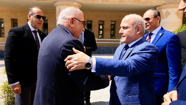 لتقديم التهنئة.. رئيس هيئة النيابة الإدارية يستقبل حسين مدكور والوفد المرافق له