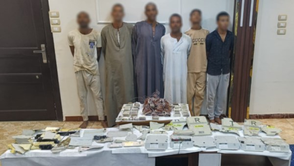 القبض على المتهمين بسرقة كابلات خاصة بمحطة سكك حديد قنا