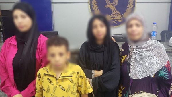 علقة موت.. طالبة تستعين بأهلها لضرب زميلتها أمام المدرسة بالهرم