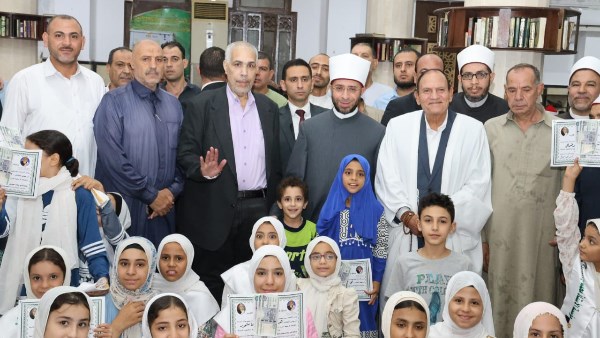 وزير الأوقاف يكرم حفظة القرآن