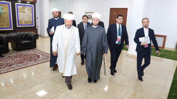 مفتي كازاخستان يستقبل وزير الأوقاف على هامش القمة الدولية لزعماء الأديان بأستانا