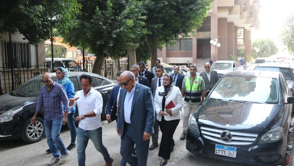 وزير الكهرباء خلال الجولة
