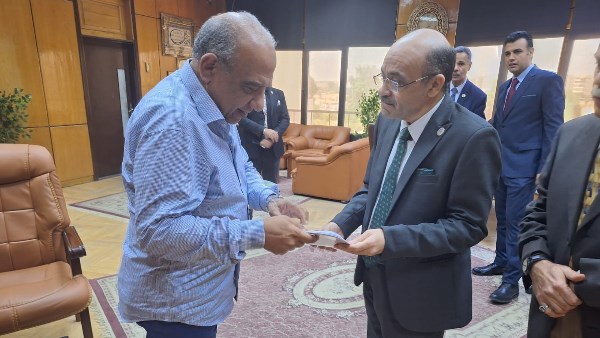 وزير الكهرباء خلال الزيارة