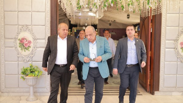 وزير الكهرباء خلال الزيارة