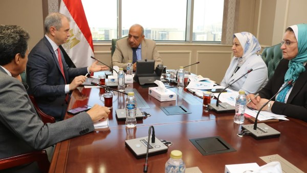 وزير الكهرباء  و مسئولي شركة الكازار الإماراتية