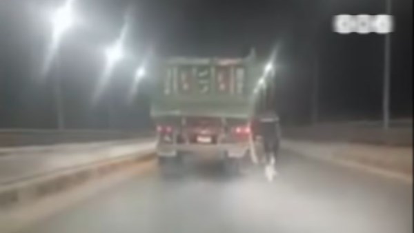 القبض على قائد دراجة تشبث بسيارة نقل أعلى كوبري بأسيوط