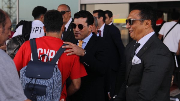 شاهد.. لحظة استقبال وزير الشباب لبعثة المنتخب بعد عودتها من بوركينا فاسو