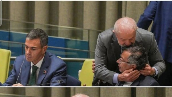 الرئيس البرازيلي يقبل رأس نظيره الكولومبي 