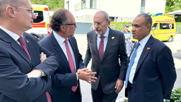 وزير الخارجية يعقد لقاء جانبيا مع نظرائه من الأردن وألبانيا والنمسا