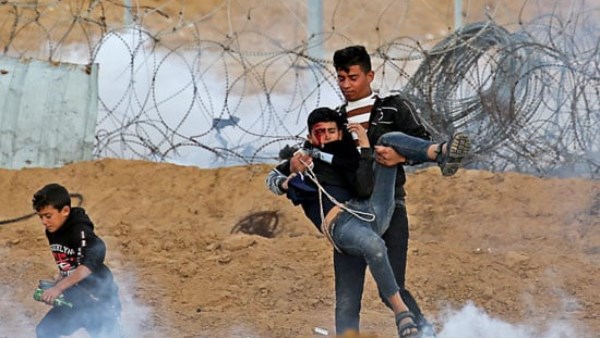 اصابة فلسطينيين برصاص الاحتلال 