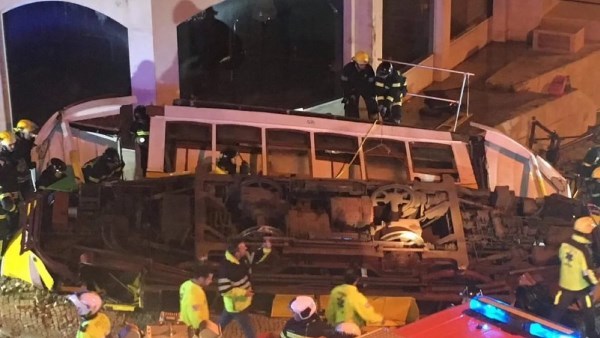 مأساة في لشبونة.. ارتفاع ضحايا انقلاب قطار جبلي إلى 17 قتيلاً و22 جريحاً